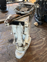 Lade das Bild in den Galerie-Viewer, 90 115 150 175 200 hp Johnson Evinrude 25” Midsection SWIVEL 0435005 EXHAUST HOUSING 0332745 ADAPTOR 0331039 MOUNT BRACKET 0336733 two stroke 4 &amp; 6 cylinder crossflow mid for old-style trim assy 1994 and earlier
