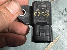 Lade das Bild in den Galerie-Viewer, f 250 hp Yamaha MAP PRESSURE SENSOR 6P2-82380-00-00 four stroke 2005-2024 some 200 - 350 hp similar range
