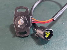 Cargar imagen en el visor de la galería, 200 225 250 hp Yamaha 6R5-85885-01-00 THROTTLE SENSOR ASSEMBLY TPS Two Stroke
