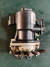 Lade das Bild in den Galerie-Viewer, 250 225 200 hp Evinrude Ficht 5000527 OIL INJECTOR &amp; MANIFOLD ASSY two stroke OEM 05001479 0346433 BRACKET
