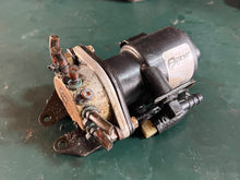 Lade das Bild in den Galerie-Viewer, 250 225 200 hp Evinrude Ficht 5000527 OIL INJECTOR &amp; MANIFOLD ASSY two stroke OEM 05001479 0346433 BRACKET
