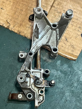 Load image into Gallery viewer, f 225 200 hp Yamaha throttle control assembly  69J-41632-00-94 bracket FOUR STROKE 2002-10 69J-41661-00-94 GEARS 69J-42152-00-94
