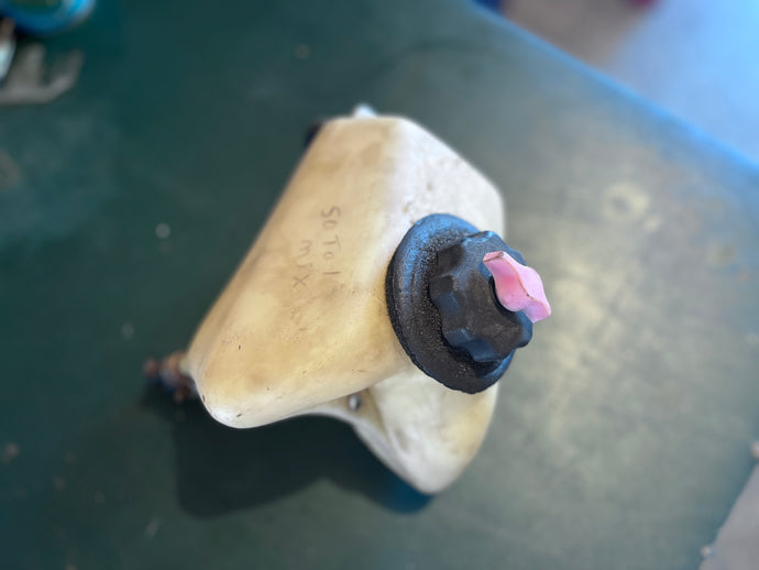 sold ebay july2023---2.5 3.5 HP Tohatsu Nissan 309700103 two stroke INTEGRATED FUEL TANK.