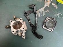 Cargar imagen en el visor de la galería, DF 40 50 hp Suzuki 13300-87J00 THROTTLE BODY W/ CTP SWITCH NLA  19148-87J00 THROTTLE LEVER, 13510-87J00 THROTTLE ROD, 19131-95502 CONNECTOR, 19121-87J00 THROTTLE CONTROL LEVER
