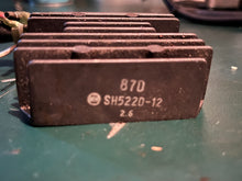Lade das Bild in den Galerie-Viewer, DT 90- 225 hp Suzuki 32800-87D00 Voltage RECTIFIER &amp; REGULATOR two stroke 1986-2000
