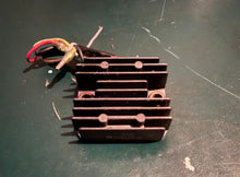Lade das Bild in den Galerie-Viewer, DT 90- 225 hp Suzuki 32800-87D00 Voltage RECTIFIER &amp; REGULATOR two stroke 1986-2000
