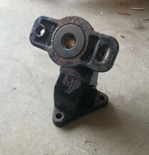 Load image into Gallery viewer, 190 hp 4.3 Liter Mercruiser OEM part 806507 engine motor mount assembly
