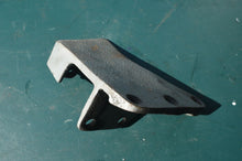 Cargar imagen en el visor de la galería, OMC Johnson &amp; Evinrude 1970-88 upper lifting lever bracket 122772
