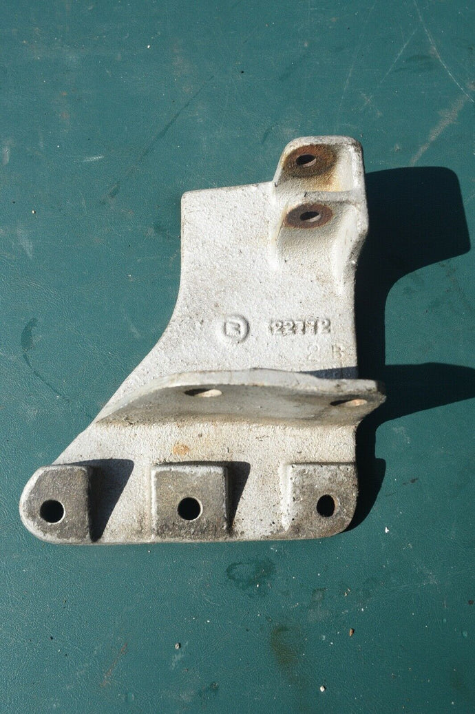 OMC Johnson & Evinrude 1970-88 upper lifting lever bracket 122772