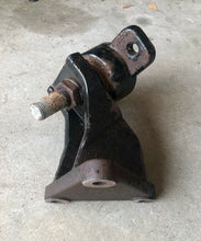 Load image into Gallery viewer, 190 hp 4.3 Liter Mercruiser OEM part 806507 engine motor mount assembly
