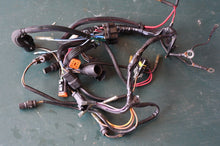 Cargar imagen en el visor de la galería, 200 225 250 hp Evinrude V6 engine harness 0586243, 0586228 RELAY &amp; CABLE two stroke - off 1998
