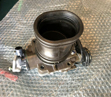 Lade das Bild in den Galerie-Viewer, BF 225a Honda throttle body assy 16400-zy3-a01, spacer 16404-ZY3-000 , 17249-PY3-000 SPRING, AIR FLOW TUBE compatible 200 225 250, 2007 &amp; later
