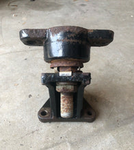 Load image into Gallery viewer, 190 hp 4.3 Liter Mercruiser OEM part 806507 engine motor mount assembly
