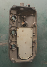 Lade das Bild in den Galerie-Viewer, BF 200 hp Honda 12320-ZY3-405ZA COVER, L. CYLINDER HEAD with 16700-ZY3-A01 FUEL PUMP
