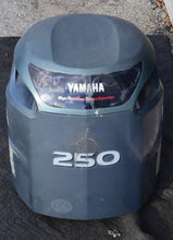 Lade das Bild in den Galerie-Viewer, 225 250 HP Yamaha HPDI Top Cowl cover, cowling Two Stroke 60V-42610-00-8D
