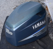 Lade das Bild in den Galerie-Viewer, 225 250 HP Yamaha HPDI Top Cowl cover, cowling Two Stroke 60V-42610-00-8D
