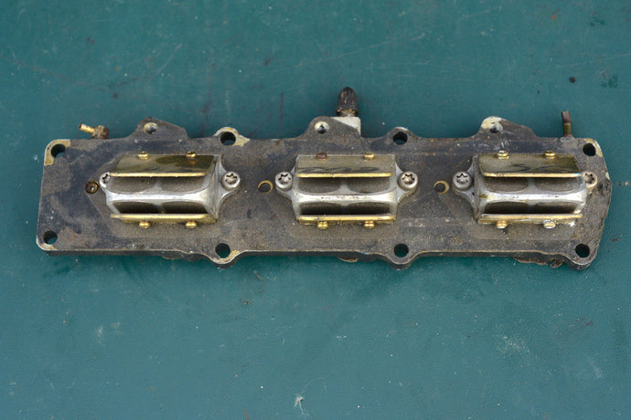 25 35 HP Johnson Evinrude Carb Intake Manifold 0438077 438077 with reeds 0438610 438610, 1998, omc brp