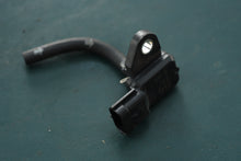 Cargar imagen en el visor de la galería, 25 HP 30 HP Tohatsu Nissan Map Sensor 3ac102140
