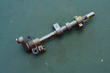 Lade das Bild in den Galerie-Viewer, F 40 HP Yamaha Mercury 67C-44121-00-00 LEVER, SHIFT ROD 2003 YamaMerc Four Stroke 3 Cyl
